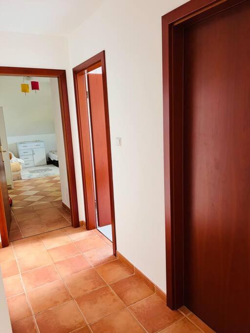 Apartman Se Zahradou 20 Minut Do Centra Prahy Ořech Extérieur photo